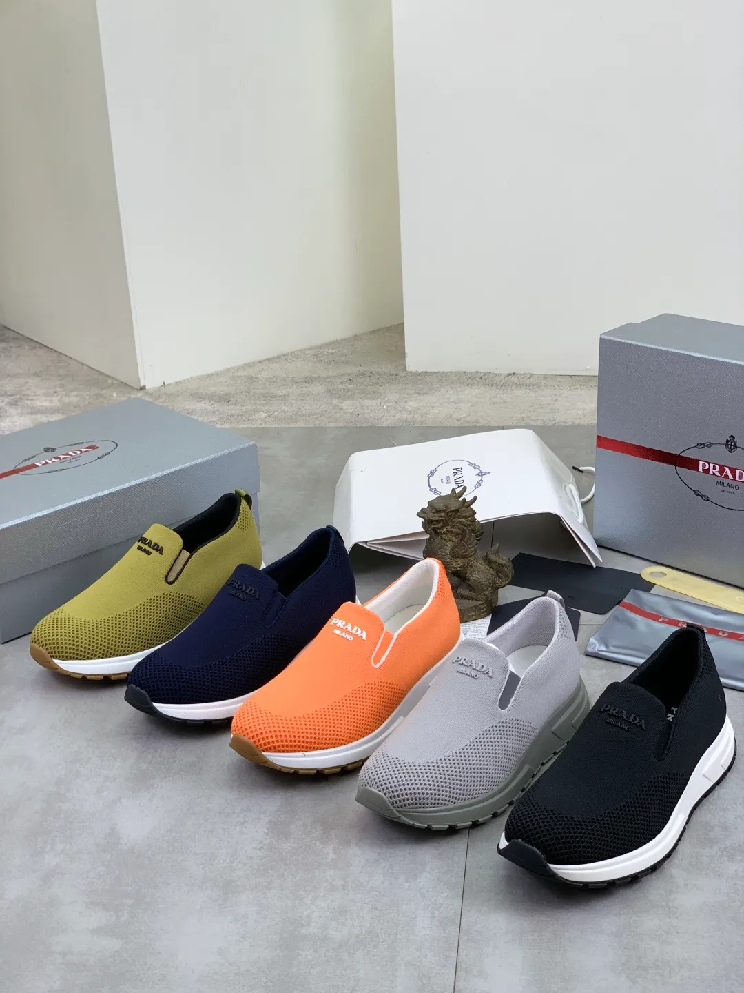 Men's shoes 💰P560💰[New model] Flying weave series (summer must-have) is now available on the official website, 🆘 Trendy brand (Prada) mainly promotes popular models, avant-garde and versatile fashionable men's shoes, private version molding, cowhide surface splicing 1:1.. Simple fashion, original imported cowhide lining and cowhide feet; the atmosphere and personality are more fashionable, eye-catching and pursuing class. It will subvert the old idea and be a must-have for fashion trendsetters with you! Must keep it for yourself! High-end comfort and low-end, high-end quality workmanship. Size: 38-45 6️⃣colors available.